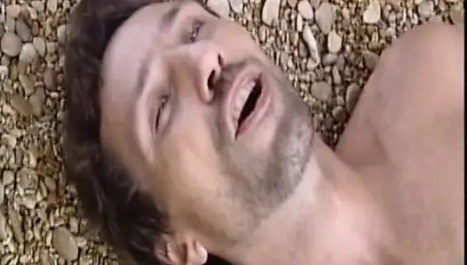 Büyük Memeli Sarışın Plajda Büyük Yaraklı Adam Tarafından Sikiliyor