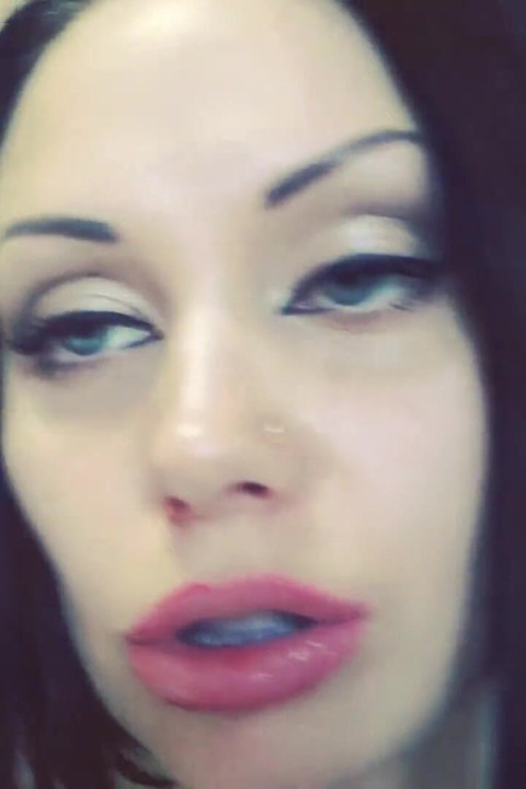 Perfeitos lábios inchados e brilhantes