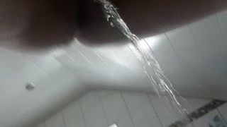 Deutsches Mädchen pisst in der Badewanne