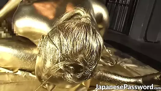 Японская крошка делает качественный и золотой минет в подземелье
