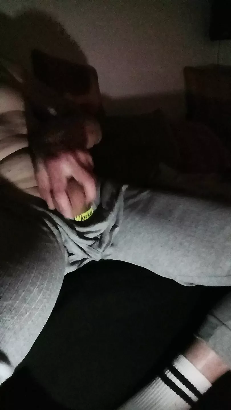 Masturbación con la mano, masturbación en el sofá.