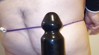 मोटी बहिन रंडी मम्मी के लिए बड़े प्लग पर बैठती है