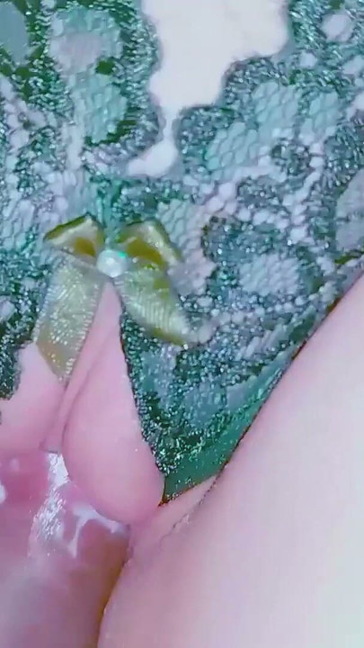 SCOPO la LATINA 18ENNE della mia amica con il suo nuovo DILDO DI VETRO nella sua FIGA ROSA | Clip 2