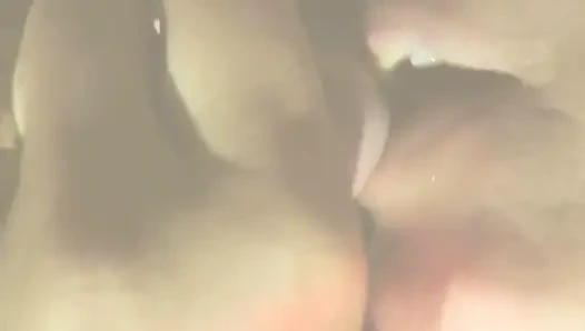 Swemature teknemizde ıslak, yüksek sesli ve yapışkan bir. Dildo ve parmaklar tarafından sikiliyor, fışkırtarak orgazm oluyor ve döl yutuyor.
