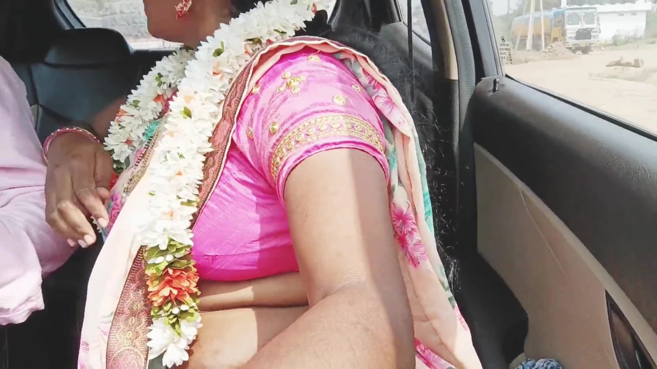 Hintli araba seksi Telugu Saree ev hanımı husbend'in arkadaşıyla sikişmek için araba yolculuğu. Telugu edepsizce konuşuyor.