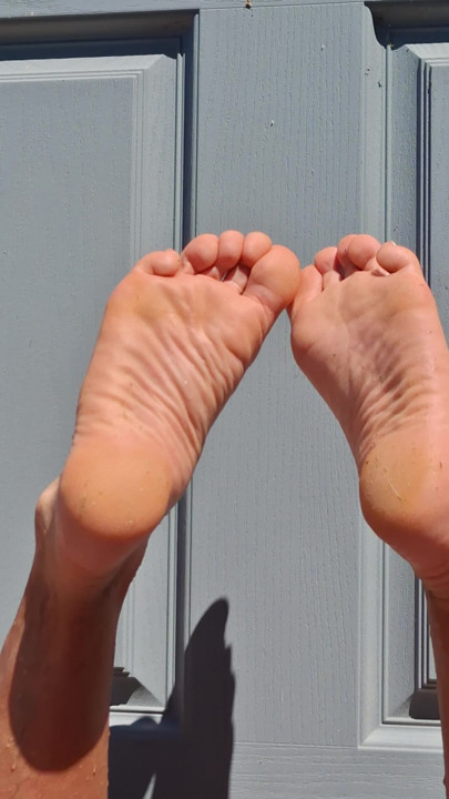 My boyfriend's nice male soles tanning in the sun