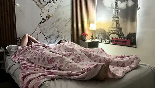 Kalmamda sakınca var mı? Geceyi odamda geçirmemi istedikten sonra azgın latin üvey kız kardeşimle sert sikişiyorum
