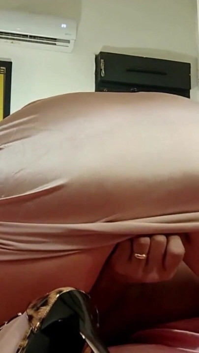 2623tec_French amateur en ropa de satén y lencería | Clip 2