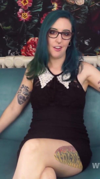 Emlékezetes pillanat a "Nipple Pain JOI - Miss Faith Rae's Femdom Nipple Hurting Off Instructions and Orgazm Control" című filmből