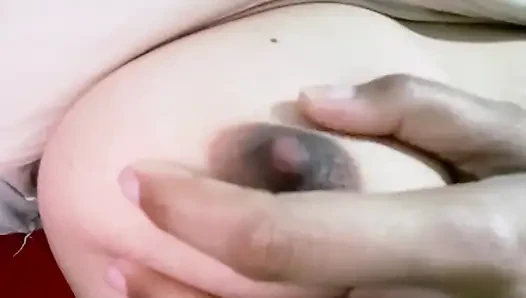 Iska zeigt ihre möpse.