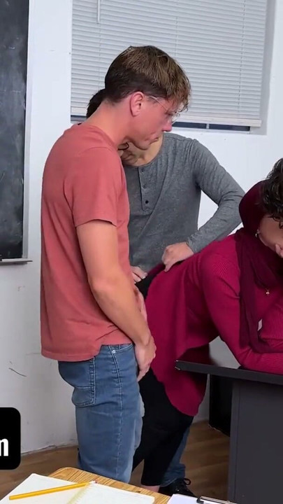 Seduzir Minha Professora Hijabi Não Foi Fácil, Mas Meu Pau Estava Determinado a Comer Essa Buceta | Clipe 2