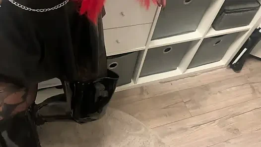 Dışarıda ve yaraklı bir sokak fahişesi gibi
