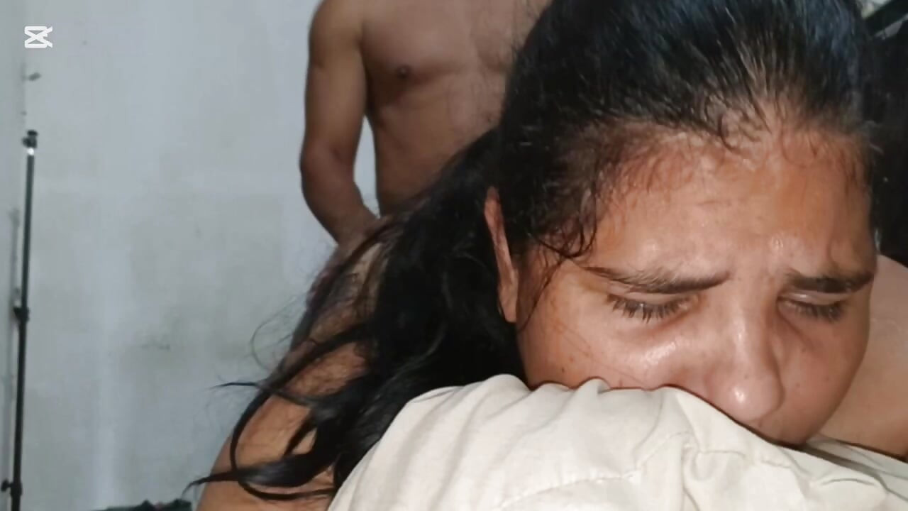 A empregada latina muito sexy acabou sendo fodida com meu pau grande. Ela grita que dói, mas ela gosta de sentir meu pau na vagina dela.