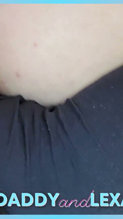 Baba gırtlağına kadar sikişiyor ve travesti itaatkar sürtüğü besliyor | Klip 1