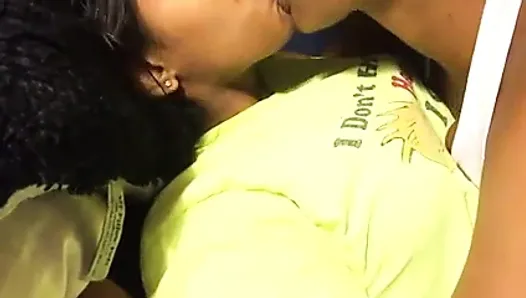 2 jolies lesbiennes noires s&#39;embrassent au lit