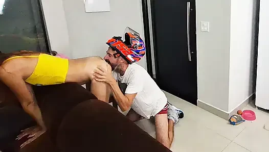 Одна девушка, носить только полотенце в ванной, получает курьера!