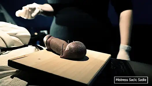 Zum ersten Mal Kugeln und eine Nadel durch deine Eichel nageln.