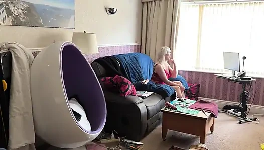 Наклоняясь, игрушкой моей задницы