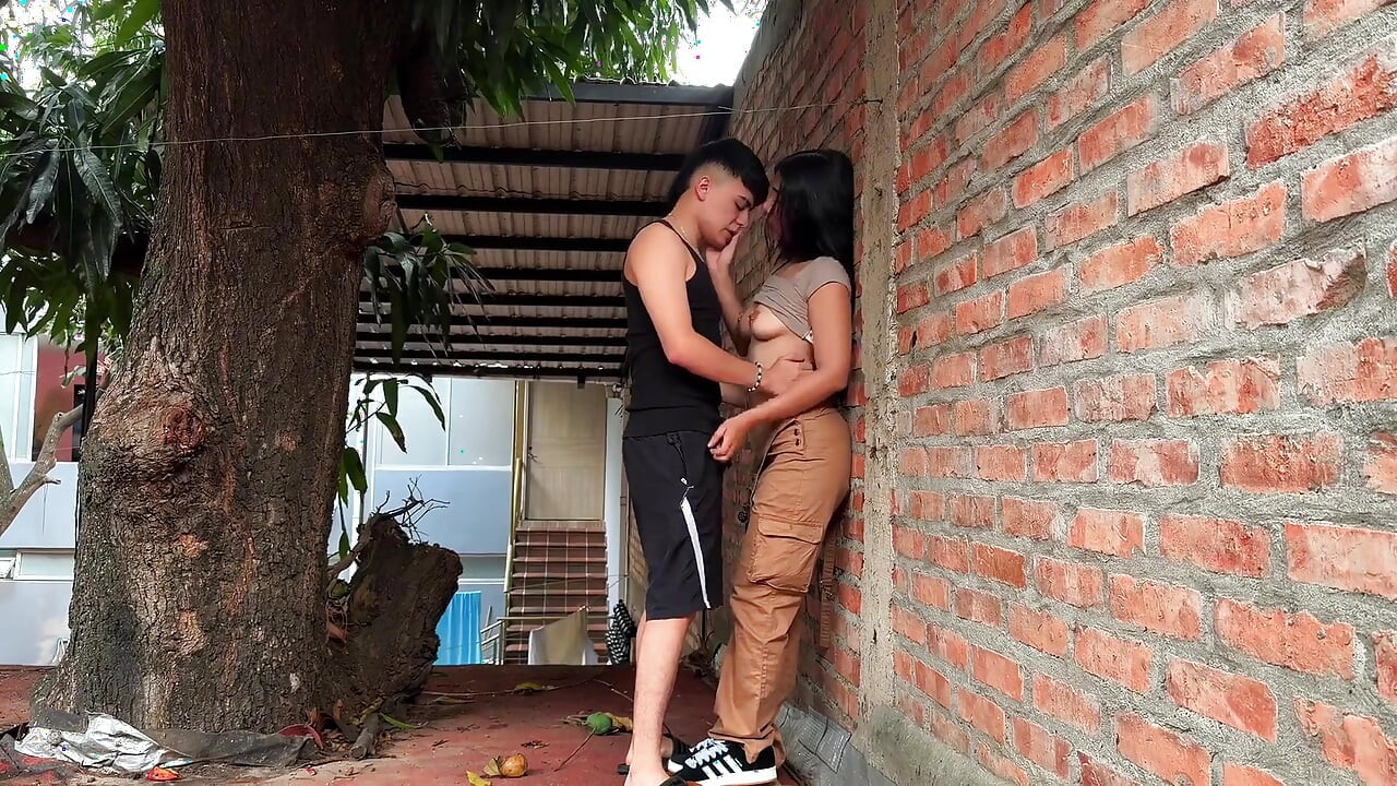 Przyłapałem mojego kolumbijskiego sąsiada na kradzieży mango z mojego drzewa i skończyło się na tym, że uprawialiśmy seks na podwórku! - Produkcje kosmiczne
