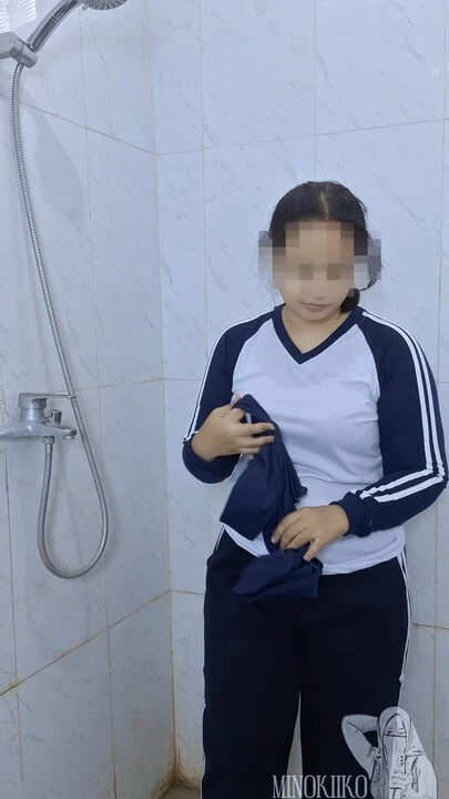 戴穆斯林头巾的亚洲女孩洗澡并剃毛，然后和爸爸一起度过一个夜晚 - Minokiiko