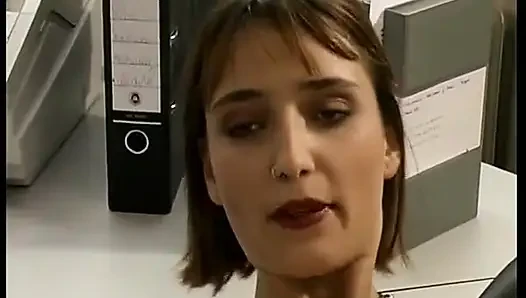 Alman sekreter ofiste amıyla oynuyor