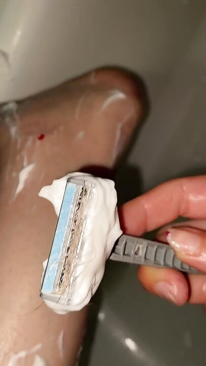 Afeitado de piernas peludas de cerca
