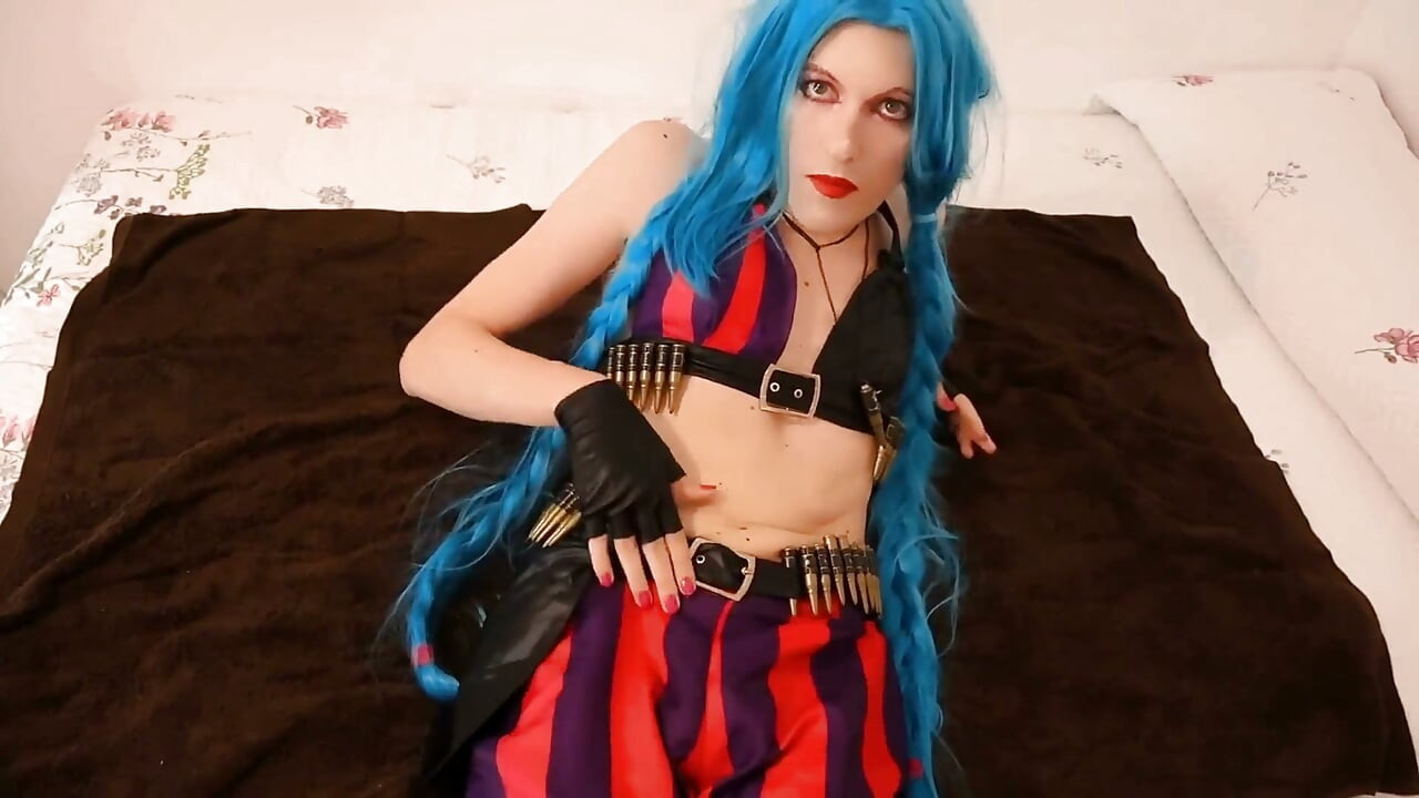 Sexy modrovlasá cosplayerka je nadržená s vibrátorem