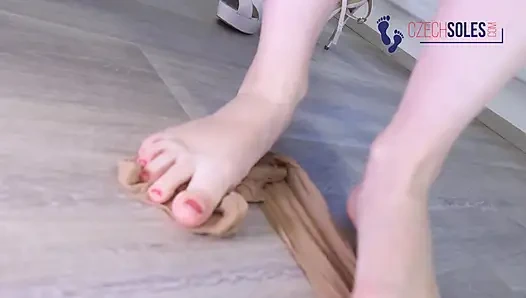 Оплатить свою комиссию ее сексуальными ступнями и колготками