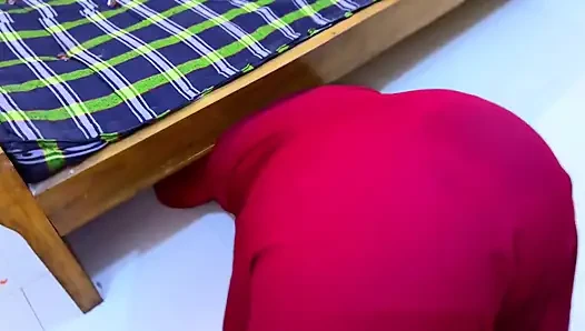 Büyük götlü güzel Arap ateşli üvey anne sikişmeye başlamadan önce seks odasını temizlerken yatağın altında sıkıştı