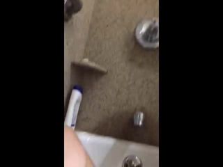 Ragazzo in bagno che gioca con il suo cazzo sul periscopio