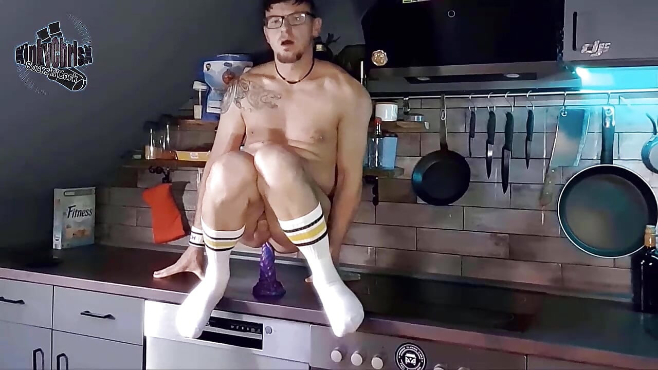 KinkyChrisX brinca com sua boypussy na cozinha usando meias brancas
