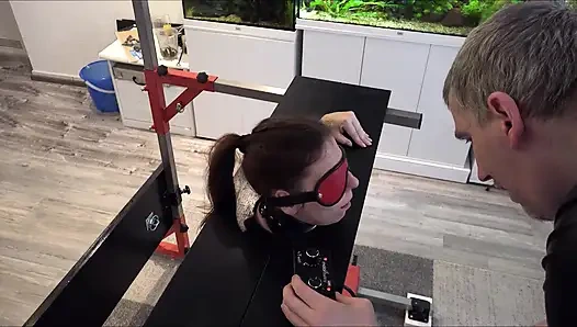 Рабыня, беззащитная в позорном столбе, доведённая до оргазма на Sybian. Часть 2