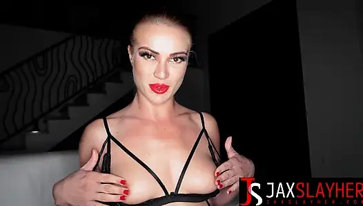 Aksi hot lesbian cherry kiss yang didobel penetrasi sama dua raksasa pria kulit hitam