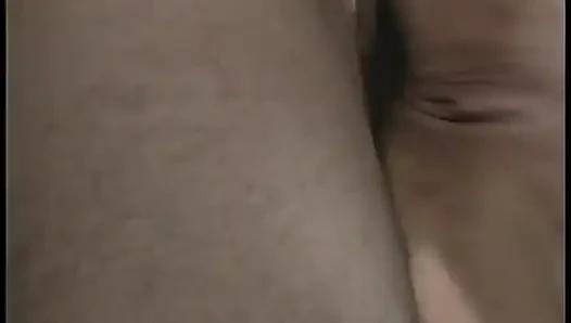 Büyük memeli sarışın hatun büyük bir tatmin için yarak emiyor ve ağzına biraz boşalma