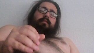 Jovem urso gordo se fode com seu brinquedo, fala em engordar e goza