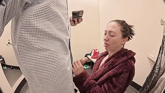 Orta yaşlı seksi kadın yüzme havuzu soyunma odasında rastgele kişiye gırtlağına kadar alıyor. 8 inçlik yarak derin gırtlak. Döl Yut