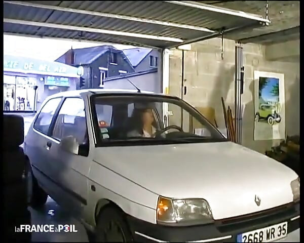 Penembusan berganda dan mandi sperma di garaj!