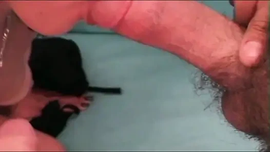 Schüchternes Mädchen Dreht Auf Den Weißen Schwanz Aus