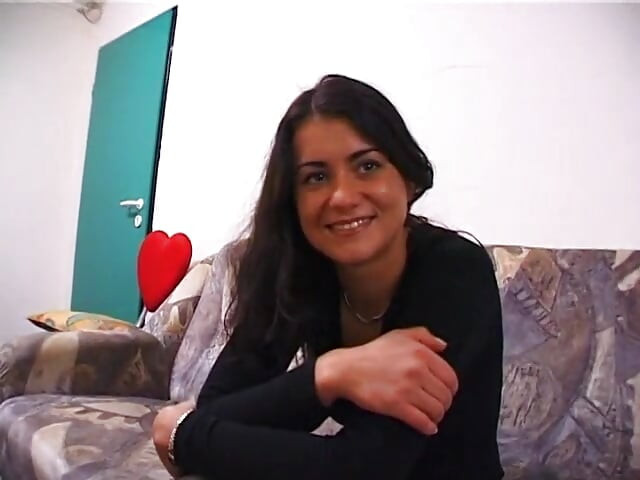 Vakker babe gleder seg selv ved casting