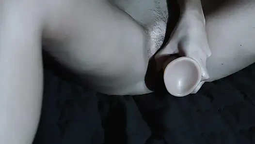 İlk kez dildo deniyorum ve vibratörle birlikte boşalıyorum