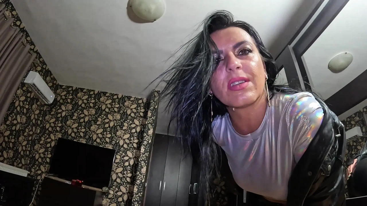 淫娃继母想要射精她的皮衣 282