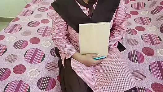 Hintli üniversite öğrencisi üniversite üniforması içinde öğretmenle sikişiyor