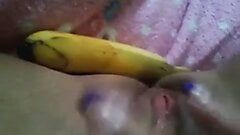 Puta árabe se masturba con un plátano grande