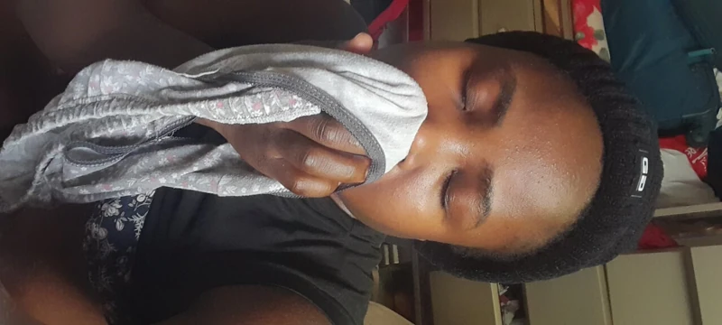 尝到了我肮脏的老裤子，流着白浆的汁液味道很神奇