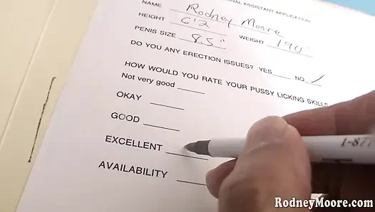 Azgın orta yaşlı seksi kadın yönetici masada sikiliyor