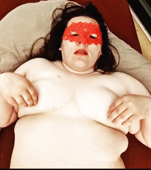 Fat bbw xMaskedMomWifex experiences mouth until cumshot