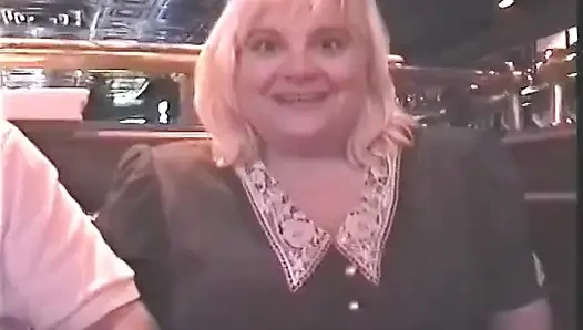 Blonde MILF lutscht dicken schwanz und reitet dann hart