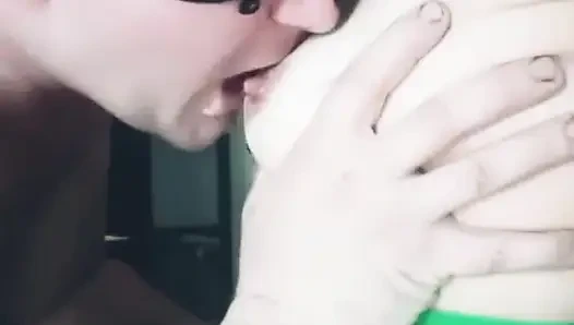 Jilat sperma hangat dari toketnya sampai toketnya dicambuk sampai banjir