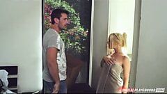 Vollbusige Blondine verführt ihren Mann frisch aus der Dusche