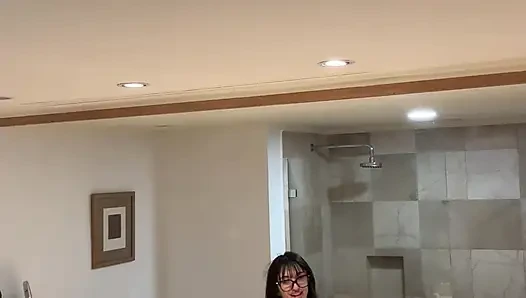 Грязное соблазняние перед зеркалом, ты наблюдала, пока я не вошла в душ